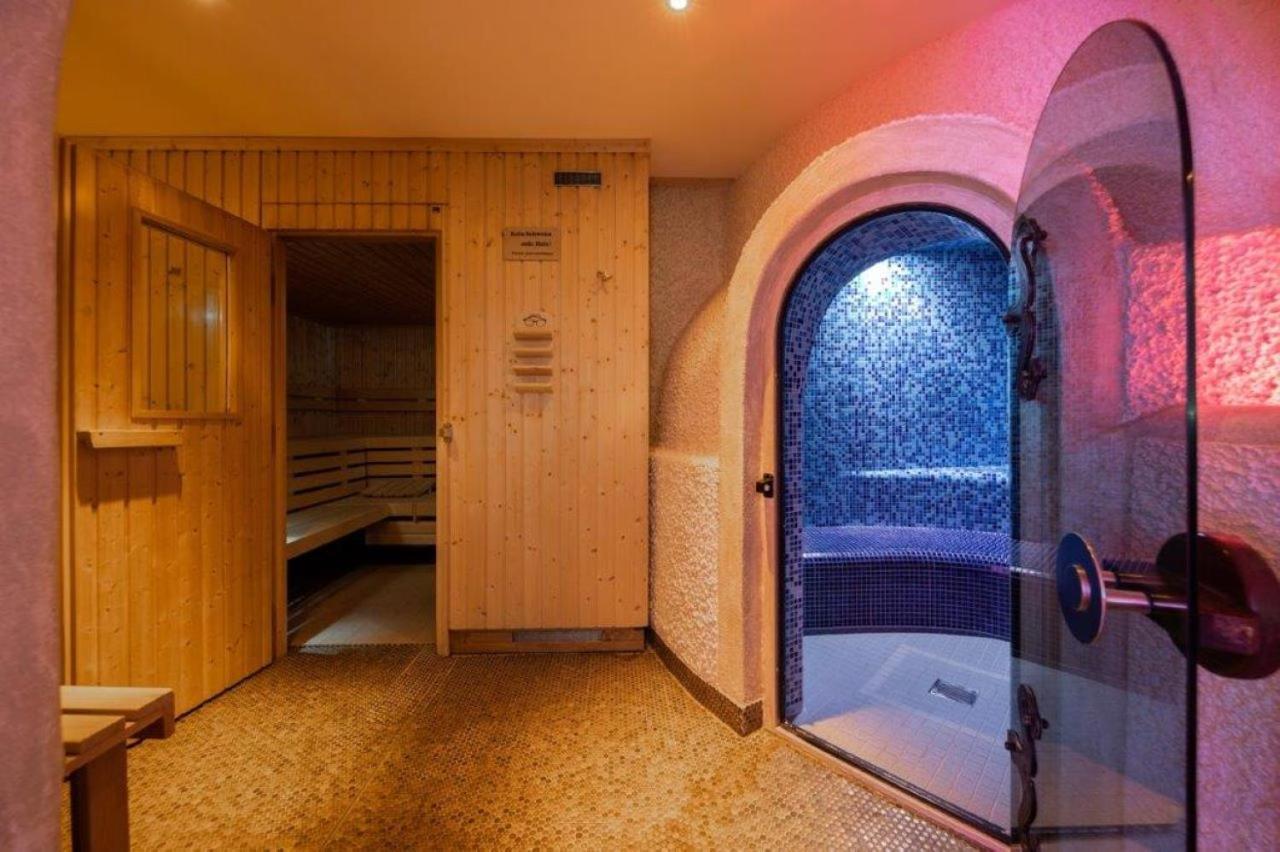 Kronenhotel Hotel 4*